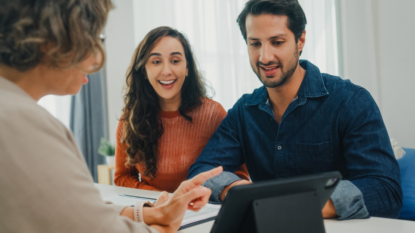 Aurora Castellani et al. looking at a laptop